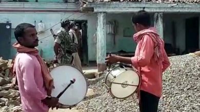 Photo of ढोल नगाड़े के साथ पहुंची आरोपी को पकड़ने पहुंची पुलिस, पूरा मामला जानकर हो जाओगे हैरान…