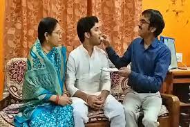 Photo of मेहनत लाई रंग: गार्ड का बेटा बना ISRO वैज्ञानिक, परिवार ने मनाया जश्न