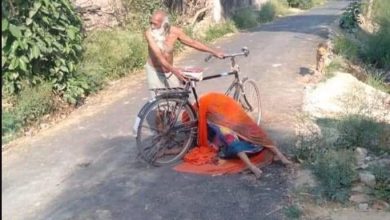Photo of कोरोना के कहर से इंसान का हाल बेहाल, साइकिल से पत्नी का शव ले जाने पर मजबूर हुआ शख्स…