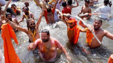Photo of कुंभ में कोरोना का कहर: कोरोना नियमों की उड़ाई धज्जियां, कई साधु-संत निकले कोरोना पॉजिटिव