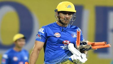 Photo of धोनी ने लगाया जबरदस्त हेलिकॉप्टर शॉट, देखें VIDEO