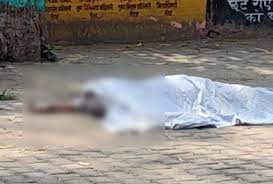 Photo of मां लगाती रही लोगों से गुहार, घंटों पड़ा रहा बेटे का शव… ठेले पर रख कर पहुंचाया श्मशान