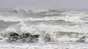 Photo of चक्रवाती तूफान ‘यास’ दिखाने लगा अपने तेवर, तेज हवाओं के साथ समुद्र में उठी ऊंची लहरें…