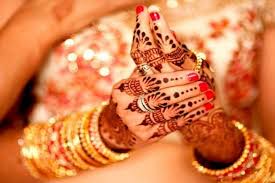 Photo of हाथों में मेहंदी लगाकर तैयार थी दुल्हन, एक वीडियो ने बदल दी पूरी जिंदगी…