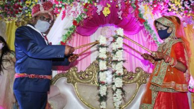 Photo of कोरोना काल में हुई बेहद अनोखी शादी, दूल्हा-दुल्हन ने  डंडे के सहारे एक दूसरे को पहनाई वरमाला