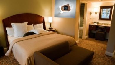 Photo of होटल के कमरे से आ रही थी आवाज़,पति ने दिया आवाज तो सामने आया राज़