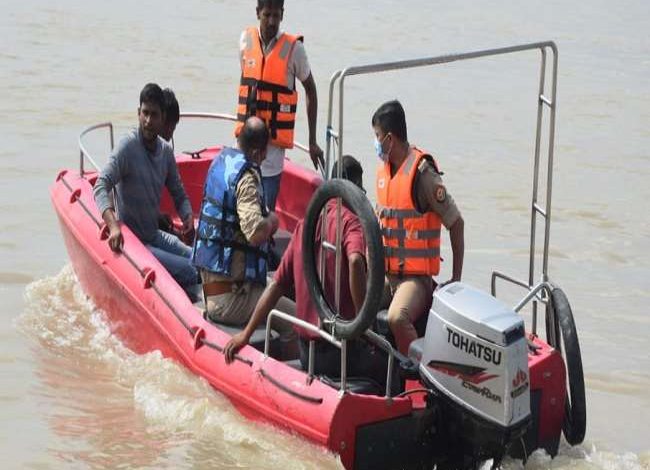 Photo of रामनगरी अयोध्या में काफा तेज बहाव वाली सरयू नदी में स्नान करने के दौरान आगरा के परिवार के 12 लोग पानी में बहे, बच्ची सहित सात को बचाया गया