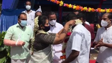 Photo of बेहद अनोखी हैं शराब की दुकान के बाहर इस कपल की शादी रचाने की वजह…