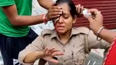 Photo of महिला सिपाही से मारपीट के दौरान युवक ने मारी रॉड, खून से लथपथ हो गया पूरा चेहरा
