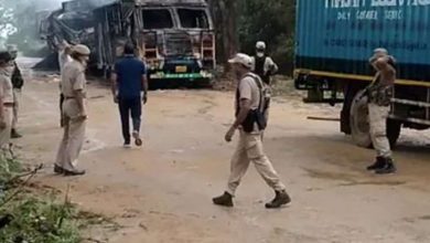 Photo of असम: सात ट्रकों में उपद्रवियों ने लगाई आग,  पांच की मौत
