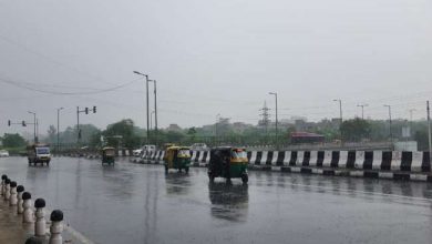 Photo of दिल्ली, गाजियाबाद, गुरुग्राम और फरीदाबाद समेत कई इलाकों में झमाझम बारिश से लोगों को गर्मी से मिली राहत