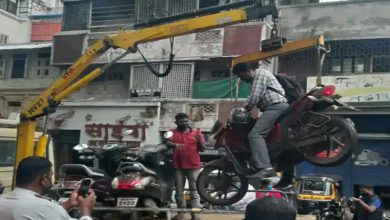 Photo of ट्रैफिक पुलिस सड़क किनारे खड़ी एक बाइक को सवार सहित उठाया, पूरा मामला जानकर सभी हो गए हैरान…