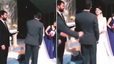 Photo of वीडियो: दूल्हा अपनी दुल्हन को किस करने के तुरंत बाद हुआ बेहोश, फिर उसके बाद…