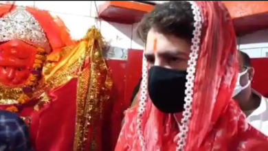 Photo of दो दिवसीय रायबरेली दौरे पर पहुंची प्रियंका गांधी, चुरवा हनुमान मंदिर में टेका माथा…