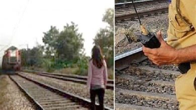 Photo of रेलवे ट्रैक पर आत्महत्या करने के लिए महिला के पहुंचने की जानकारी मिलते ही मौके पर पहुंची कानपुर पुलिस ने ऐसे बचाई जान