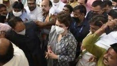 Photo of लखीमपुर खीरी हिंसा :किसानों की अंतिम अरदास में प्रियंका गांधी हुई शामिल, मंच की जगह आम लोगों के साथ बैठीं