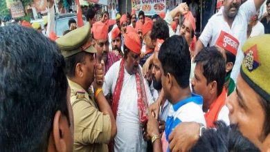 Photo of लखीमपुर जाने की जिद पकड़े सपा नेताओं और कार्यकर्ताओं ने किया जमकर विरोध प्रदर्शन, कार्यालय के बाहर पुलिस से हुई धक्का-मुक्की….