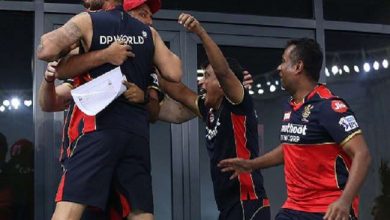 Photo of आखिरी गेंद पर छक्का लगाया तो खुशी से झूम उठे कप्तान कोहली, देखिए वीडियो