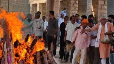 Photo of केन्द्रीय जल शक्ति मंत्री गजेन्द्र सिंह शेखावत की माताश्री मोहन कंवर चम्पावत की पार्थिव देह पंच तत्वों में हुई विलीन, अन्तिम संस्कार में उमड़ी भीड़