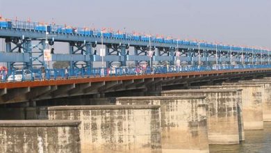 Photo of बारिश के चलते अचानक गंगा में पानी बढ़ने पर खोल दिए गए बैराज के बीस गेट