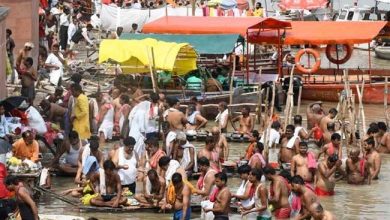 Photo of पितृ विसर्जनी पर शहर के गंगा किनारे घाटों पर सुबह से ही पितरों का तर्पण और पिंडदान के लिए उमड़े लोग….