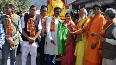 Photo of वैदिक मंत्रोच्चारण के बीच नगर की हृदय स्थली त्रिवेणी घाट से साधु-संतों के पावन सानिध्य में गोमुख संकल्प कलश यात्रा हुई  रवाना
