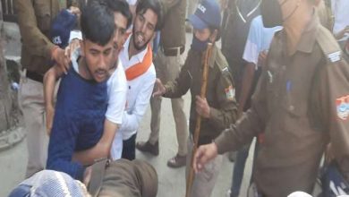 Photo of एमबीपीजी कॉलेज में शत प्रतिशत प्रवेश की मांग पर दिन भर होता रहा हंगामा, सीओ की गाड़ी के आगे धरने पर बैठे छात्र