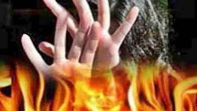 Photo of चरित्र पर संदेह करते हुए पति ने अपनी ही पत्नी पर पेट्रोल डालकर लगाई आग, गंभीर रुप से झुलसी…