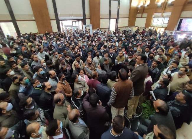 Photo of लखनऊ सचिवालय के कर्मचारियों ने भत्ता बहाल किए जाने की मांग को लेकर लोक भवन में  किया जोरदार प्रदर्शन