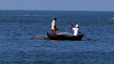Photo of गुजरात के गीर सोमनाथ के समुद्र में तूफान की वजह से 15 नावें डूबने की आशंका, इतने लोग लापता