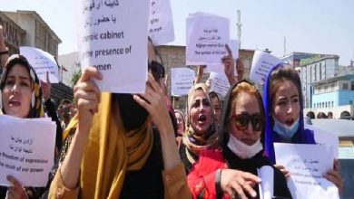 Photo of अफगानिस्तान की राजधानी काबुल में वेतन न  मिलने पर सड़कों पर विरोध प्रदर्शन कर रहे सरकारी कर्मचारी