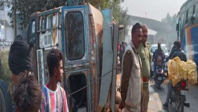 Photo of सीतापुर में हुसैनगंज तिराहे पर धान लदा ट्रक पलटने से एक व्यक्ति की मौत ; सिविल कोर्ट के पेशकार घायल