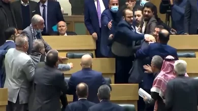 Photo of जॉर्डन की संसद में देखने को मिला WWF जैसा नजारा, कर डाली एक-दूसरे पर मुक्कों की बरसात