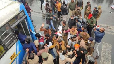 Photo of यूपी में 69000 सहायक शिक्षक भर्ती मामले को लेकर विधानभवन के सामने प्रदर्शन करने पहुंचे शिक्षक अभ्यर्थी, पुलिस से झड़प