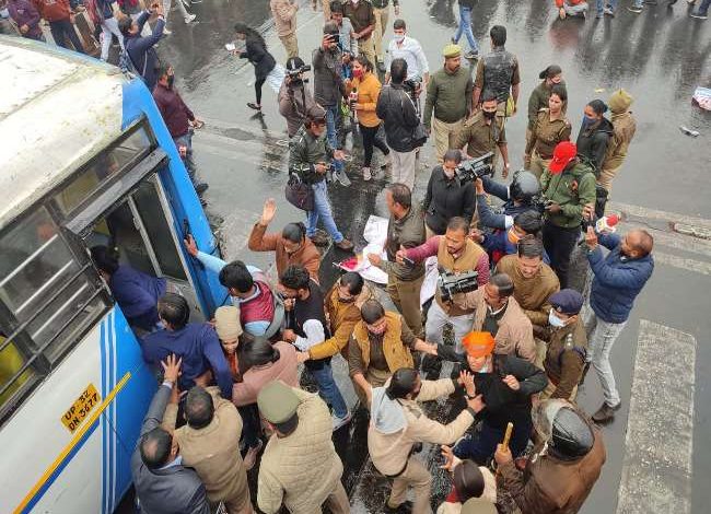 Photo of यूपी में 69000 सहायक शिक्षक भर्ती मामले को लेकर विधानभवन के सामने प्रदर्शन करने पहुंचे शिक्षक अभ्यर्थी, पुलिस से झड़प