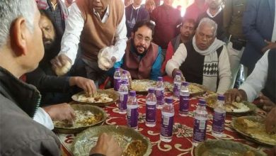 Photo of बिहार के पूर्व मुख्यमंत्री जीतन राम मांझी के ब्राह्मण-दलित एकता भोज में हुआ हंगामा, फोटो सेशन के दौरान थाली में गिरे लोग