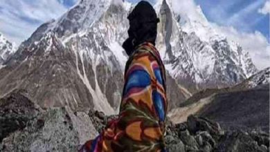 Photo of बर्फ की चादर से ढकी गंगोत्री घाटी में इन दिनों 25 से अधिक साधु-संन्यासी प्राण साधना में हैं लीन…