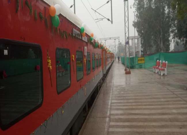 Photo of लखनऊ से स्पेशल ट्रेन के रूप में आज से गोमतीनगर-कामाख्या एक्सप्रेस का हुआ शुभारंभ, रेलमंत्री ने कही यह बात