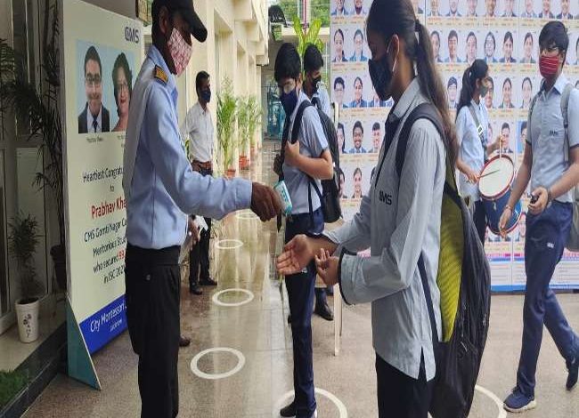 Photo of कोराेना के बढ़ते मामलों के बीच खुले स्कूलों में बरती जा रही विशेष सतर्कता, दो शिफ्ट में चलाई जा सकती हैं क्लास…