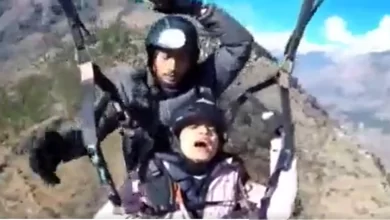 Photo of पैराग्लाइडिंग के दौरान डरी लड़की तो इंस्ट्रक्टर से कह दी ये बात….