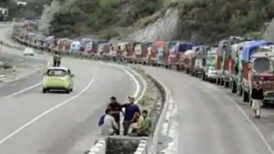 Photo of मौसम में बदलाव होने के बाद आज जम्मू श्रीनगर राष्ट्रीय राजमार्ग पर एकतरफा यातायात को चलने की मिलेगी इजाजत