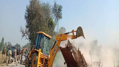 Photo of जहरीली शराब से हुई एक दर्जन मौतों के मामले में  अब शराब माफिया के खिलाफ कार्रवाई में जुटी पुलिस प्रशासन