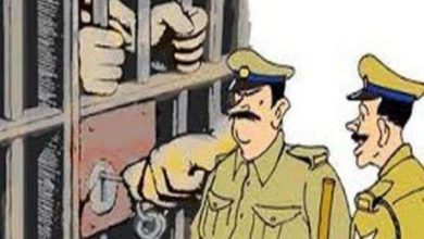 Photo of चेकिंग के दौरान गाड़ी न रोकने पर बैंक अधिकारी से अभद्रता, सिपाही ने डंडा मार कर तोड़ा कार का शीशा, सारी रात बैठाए रखा थाने….