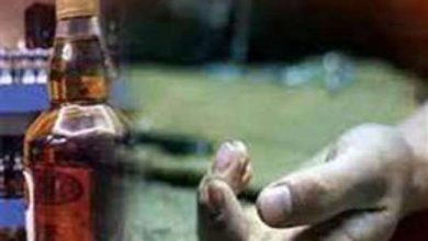 Photo of 12 लोगों के मौत की वजह बनी जश्न की शीशी, इन परिवारों के सामने दो जून की रोटी का संकट