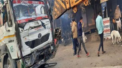 Photo of कोहरा के चलते रुहेरी तिराहे के पास केंटर और ट्रौली में टक्कर में एक घायल