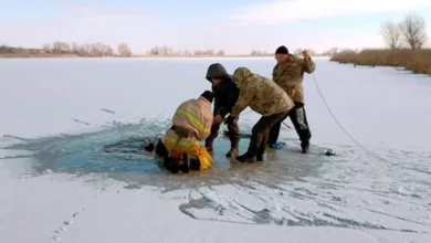 Photo of बर्फीली नदी में डूबकर मरता रहा पति, पत्नी बनाती रही वीडियो