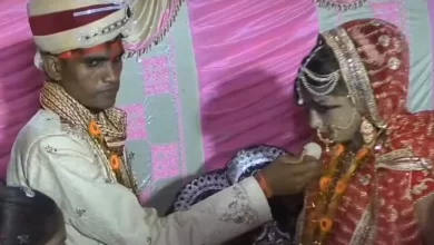 Photo of जयमाला के वक्त मिठाई खिलाने वाली रस्म में दुल्हन ने दिखाए ‘नखरे’ तो गुस्साए दूल्हे किया कुछ ऐसा, देखकर उड़ जाएँगे आपके होश