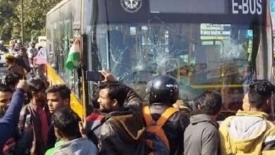 Photo of कानपुर में टाटमिल चौराहे पर अनियंत्रित हुई ई-बस ने टेंपो में मारी टक्कर, हादसे में छह लोग गंभीर जख्मी, मच गई भगदड़