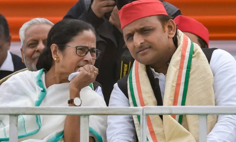 Photo of अखिलेश यादव के खास बुलावे पर ममता बनर्जी दो दिन के दौरे पर आज शाम पहुंचेगीं लखनऊ, बंगाली समुदाय के बीच करेंगी SP का प्रचार
