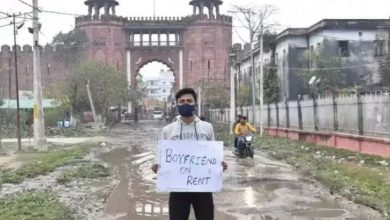 Photo of आज वेलेंटाइन डे पर जाने क्यों ‘Boyfriend On Rent’ का डिस्प्ले बोर्ड लेकर शहर भर में घूम रहा है ये लड़का